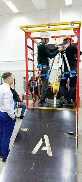 г. Новый Уренгой, ЧПОУ "Газпром техникум" используют "Альпинист 2.0" для отработки навыков на высоте.