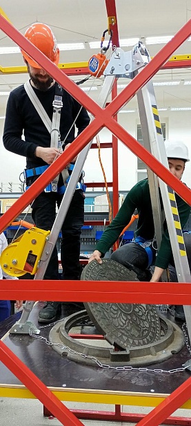 г. Новый Уренгой, ЧПОУ "Газпром техникум" используют "Альпинист 2.0" для отработки навыков на высоте.