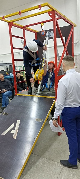 г. Новый Уренгой, ЧПОУ "Газпром техникум" используют "Альпинист 2.0" для отработки навыков на высоте.