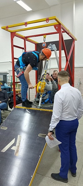 г. Новый Уренгой, ЧПОУ "Газпром техникум" используют "Альпинист 2.0" для отработки навыков на высоте.