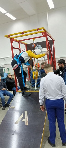 г. Новый Уренгой, ЧПОУ "Газпром техникум" используют "Альпинист 2.0" для отработки навыков на высоте.