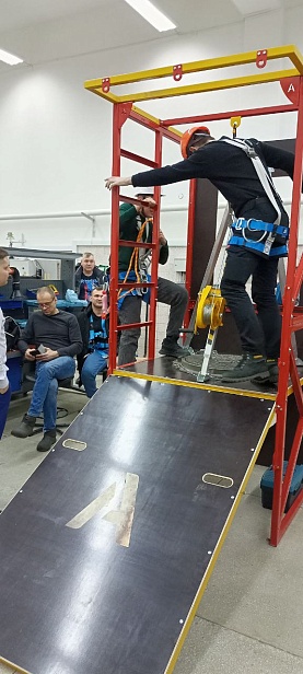 г. Новый Уренгой, ЧПОУ "Газпром техникум" используют "Альпинист 2.0" для отработки навыков на высоте.