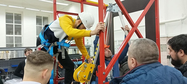 г. Новый Уренгой, ЧПОУ "Газпром техникум" используют "Альпинист 2.0" для отработки навыков на высоте.