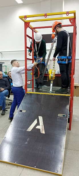 г. Новый Уренгой, ЧПОУ "Газпром техникум" используют "Альпинист 2.0" для отработки навыков на высоте.